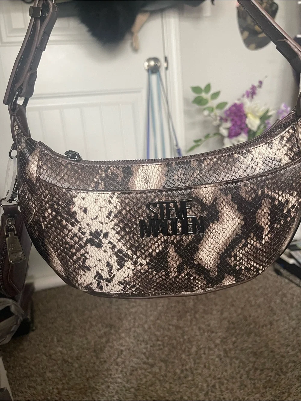 Steve Madden compact steve